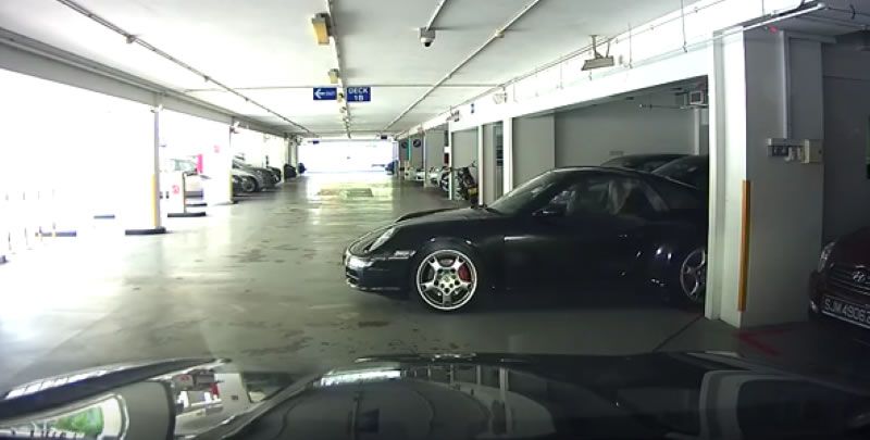 Accidente de Porsche en un parking