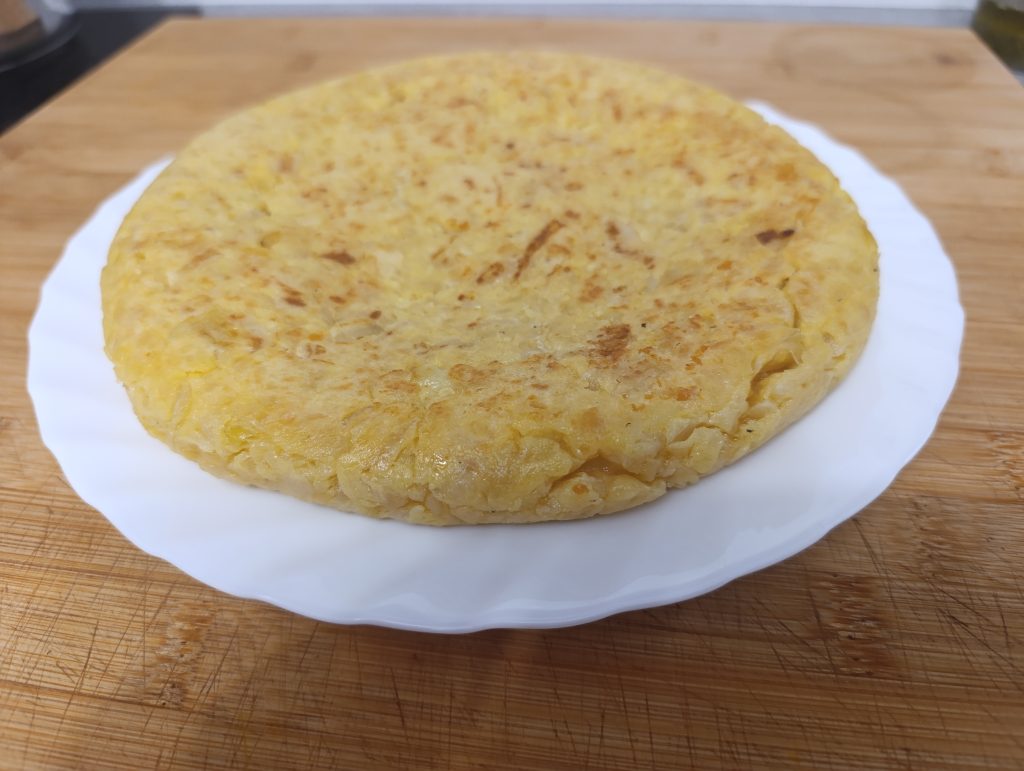 tortilla de patata con cebolla y jugosa