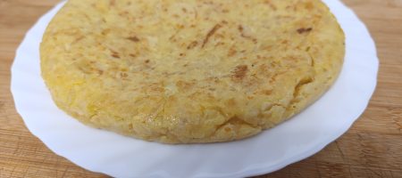 tortilla de patata con cebolla y jugosa